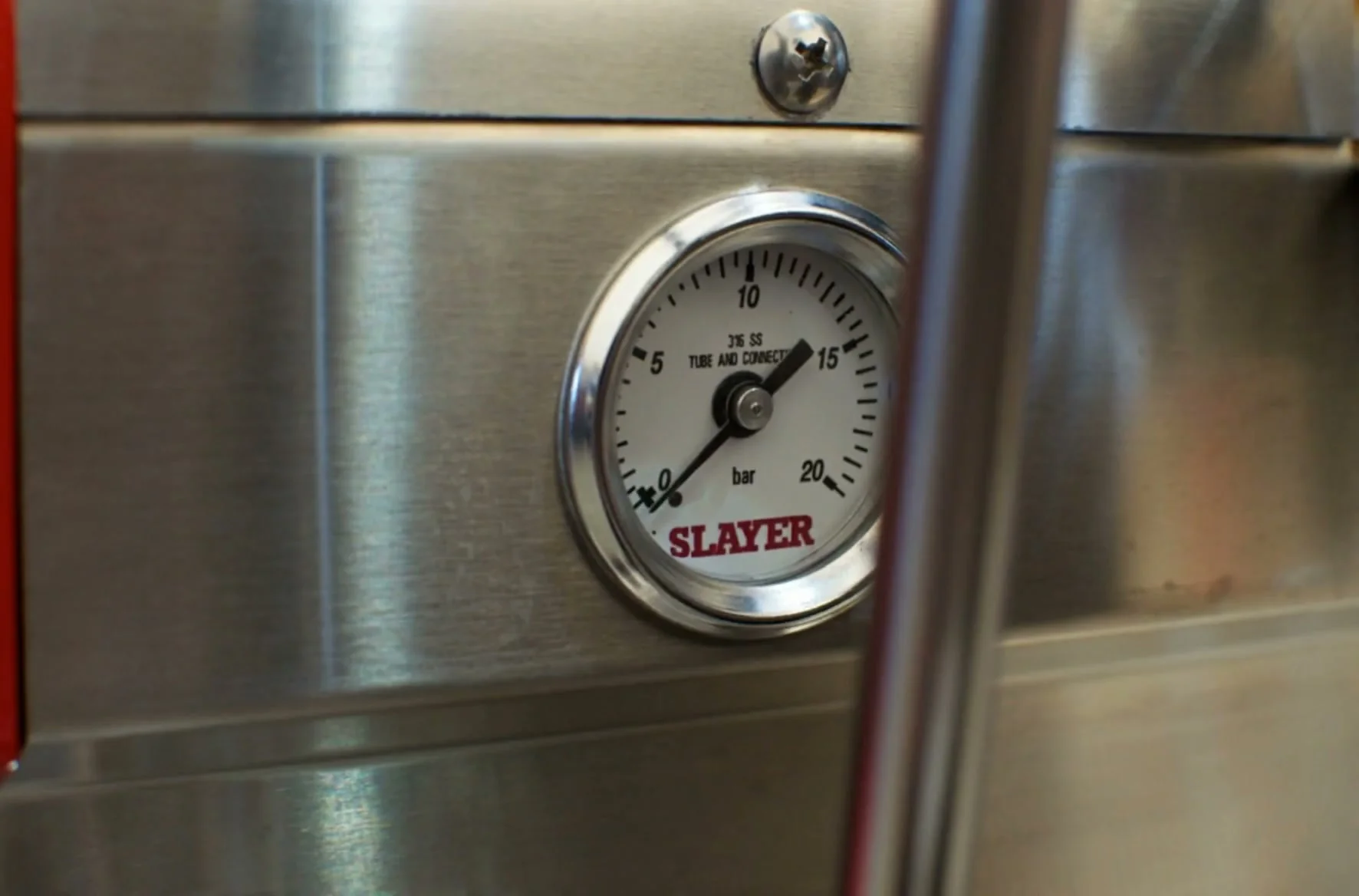 Manometer einer Siebträgermaschine im Betrieb