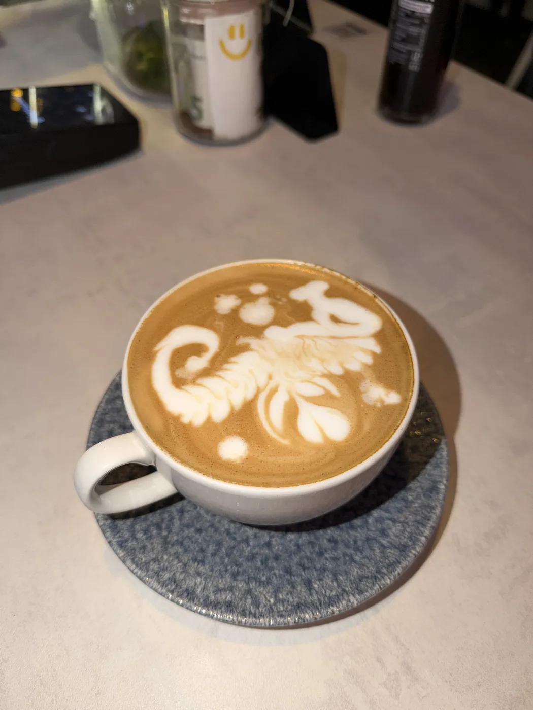 Latte-Art-Drache — Free Pouring mit Etching
