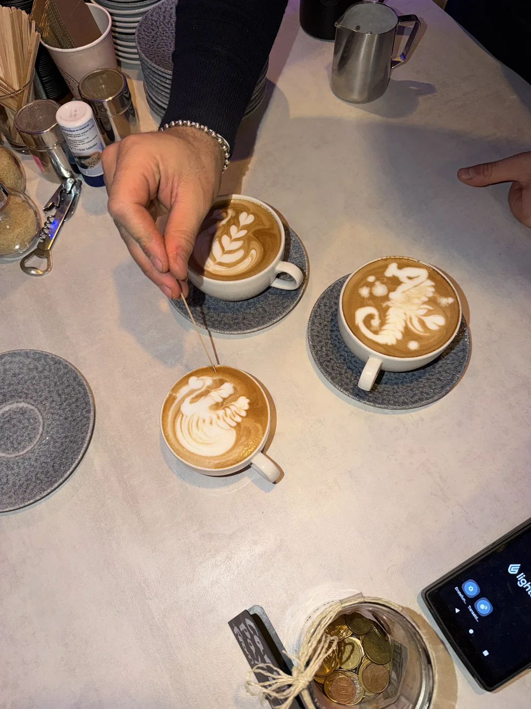 Etching-Detailarbeit an der Latte Art