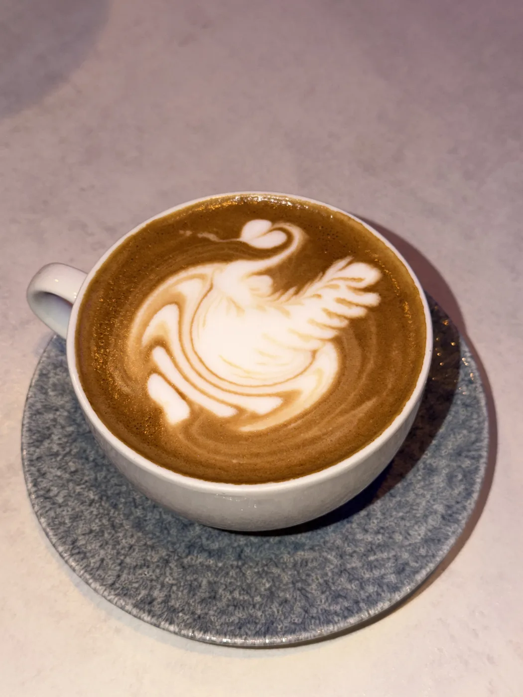 Latte-Art-Schwan im Cappuccino — frei gegossen