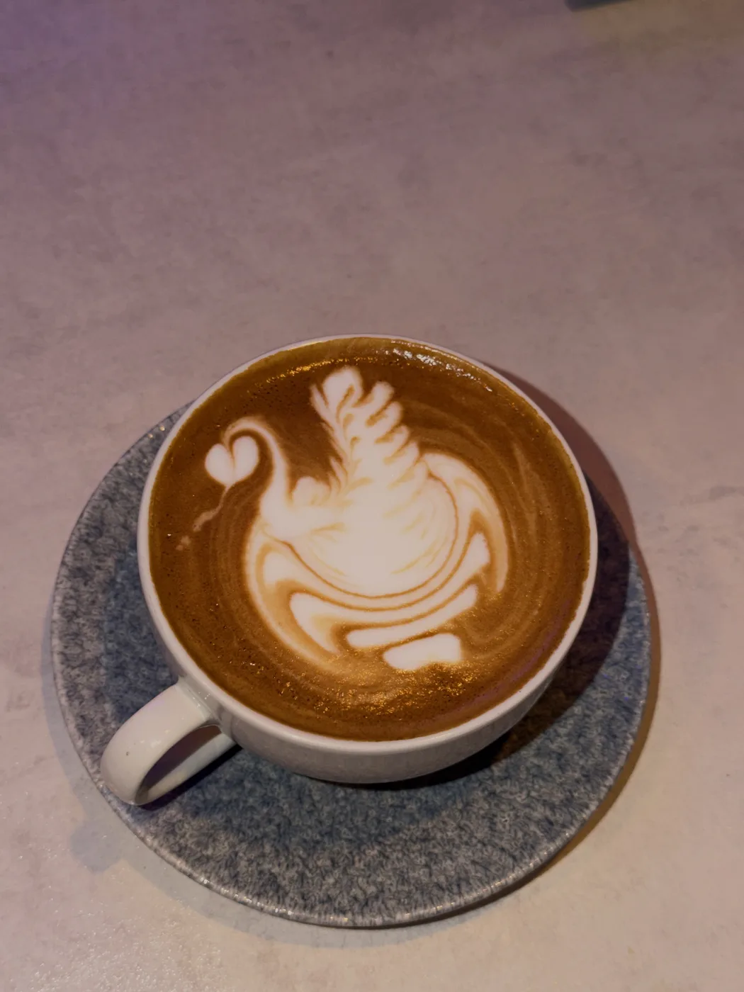 Cappuccino mit Schwan-Motiv auf Steinzeug-Teller