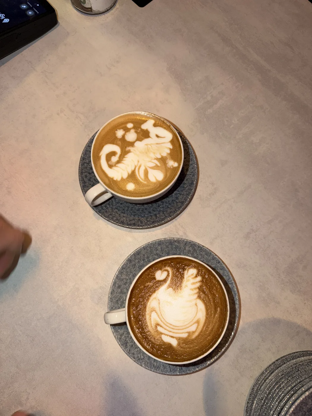 Zwei Cappuccini mit Latte Art