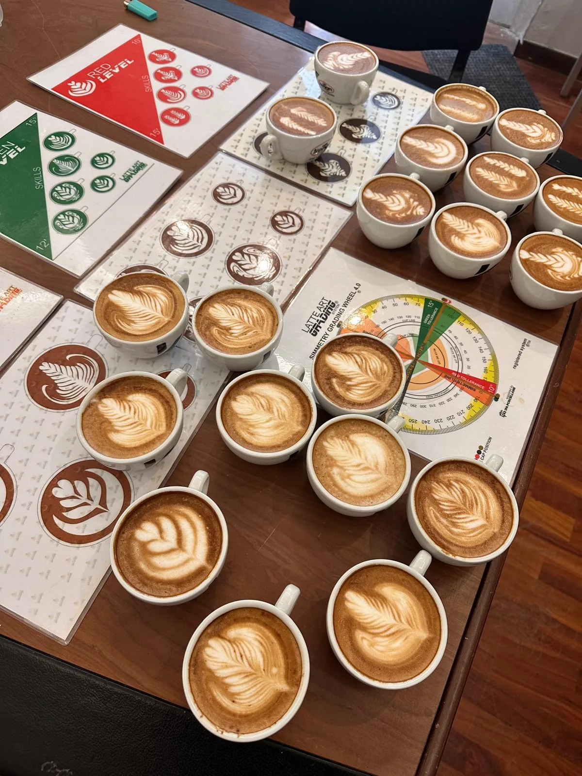 Übungstisch voller Latte-Art-Tassen